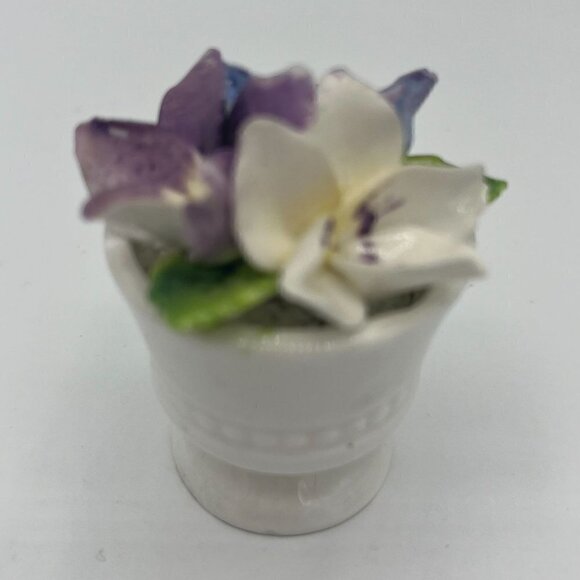 CROWN STAFFORDSHIRE Fine Bone China Basket of Hand Modelled Flowers 2-1/8“ Tall - Picture 2 of 3